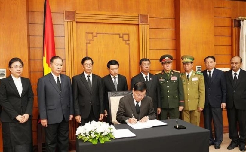 Lao leaders pay tribute to former Vietnamese State President Tran Duc Luong